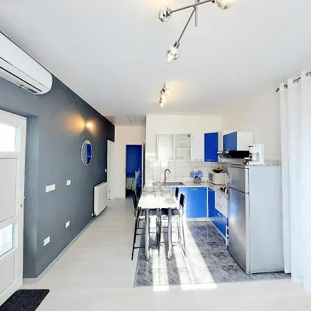 Lesa Up To 4 People *