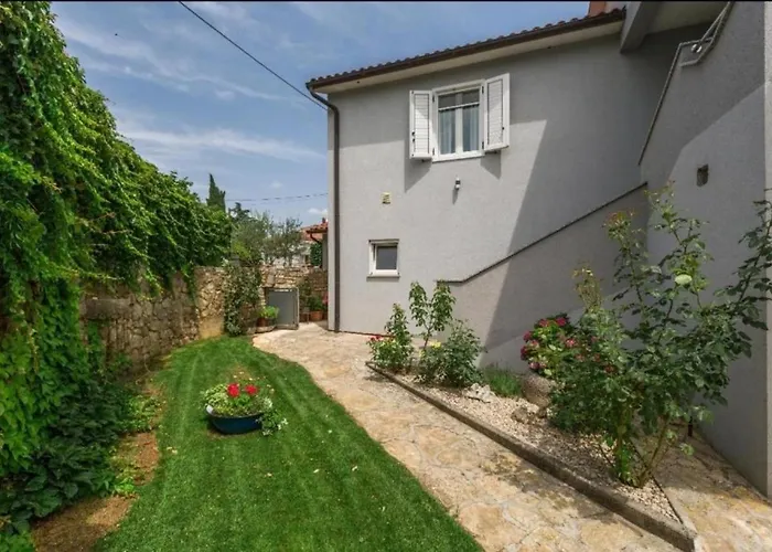 Apartmán Lesa Up To 4 People